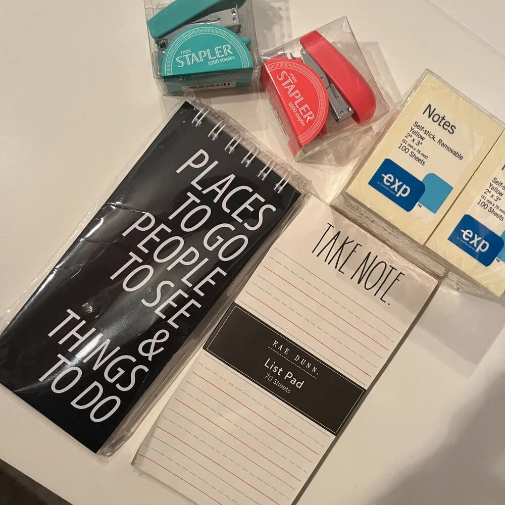 Novelty Notebooks, 2 mini staplers and Post-Its (h/s)‎